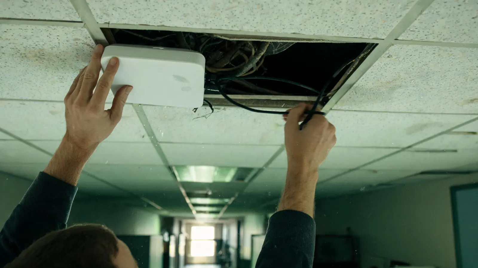 Installazione di un access point wifi sul controsoffitto di un corridoio