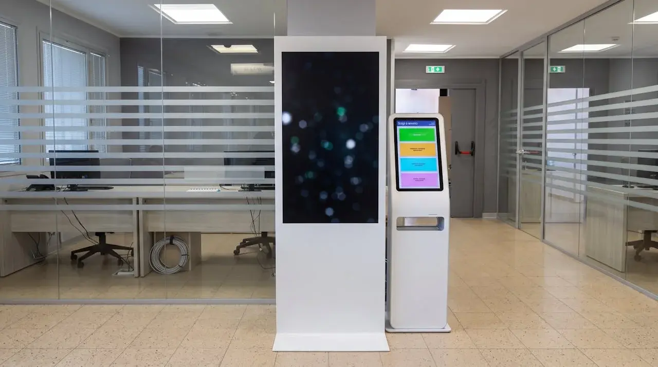 Totem informativo e postazione self service in una hall
