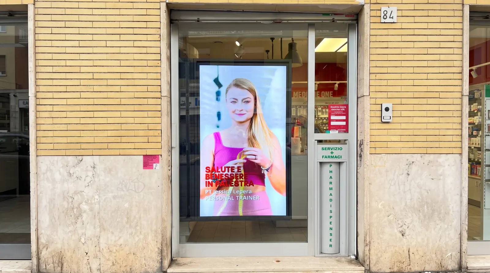 Display verticale in vetrina su strada